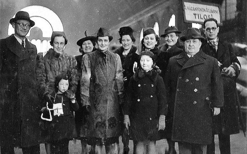 Une famille juive réunie à Budapest en 1943 suite à l'arrivée de parents en provenance de la Hollande (Autorisation : Willy Lindwer/via JTA) Une famille juive réunie à Budapest en 1943 suite à l'arrivée de parents en provenance de la Hollande (Autorisation : Willy Lindwer/via JTA)