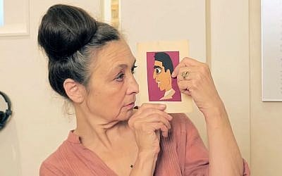 Catherine Ringer en 2018 au mahJ tenant un dessin de son père Samuel (Crédit: capture d'écran MahJ/Youtube)