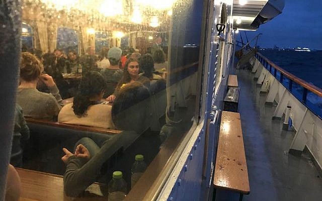 Des Juifs danois fêtent le sauvetage de leur communauté survenu il y a 75 ans pendant la Shoah, dans une reconstitution du voyage maritime vers la Suède qui avait permis d'évacuer plus de 7000 Juifs, le 26 septembre 2018 (Crédit : JTA/Autorisation : Rochel et Yitzi Loewenthal)