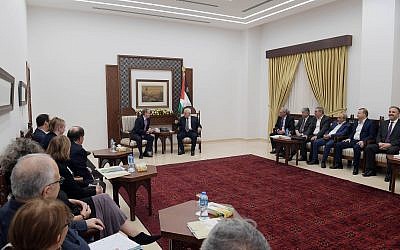 Des membres du groupe de pression politique de gauche pour le Moyen-Orient J Street rencontrent le président de l'Autorité palestinienne Mahmoud Abbas à son siège à Ramallah, le 17 octobre 2018. (Autorisation)