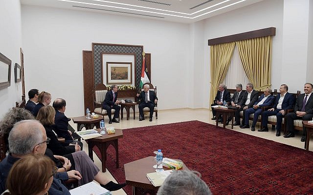 Des membres du groupe de pression politique de gauche pour le Moyen-Orient J Street rencontrent le président de l'Autorité palestinienne Mahmoud Abbas à son siège à Ramallah, le 17 octobre 2018. (Autorisation) Des membres du groupe de pression politique de gauche pour le Moyen-Orient J Street rencontrent le président de l'Autorité palestinienne Mahmoud Abbas à son siège à Ramallah, le 17 octobre 2018. (Autorisation)