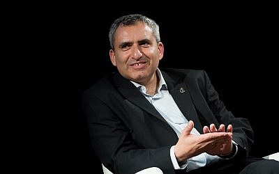 Zeev Elkin, candidat à la mairie de Jérusalem, assiste à un débat entre les candidats aux prochaines élections municipales de Jérusalem, à Jérusalem, le 21 octobre 2018. (Crédit : Yonatan Sindel/Flash90)