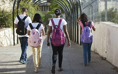 Photo d'illustration : des élèves israéliens, le 27 août 2013 (Crédit : Yossi Zamir/Flash90/File)