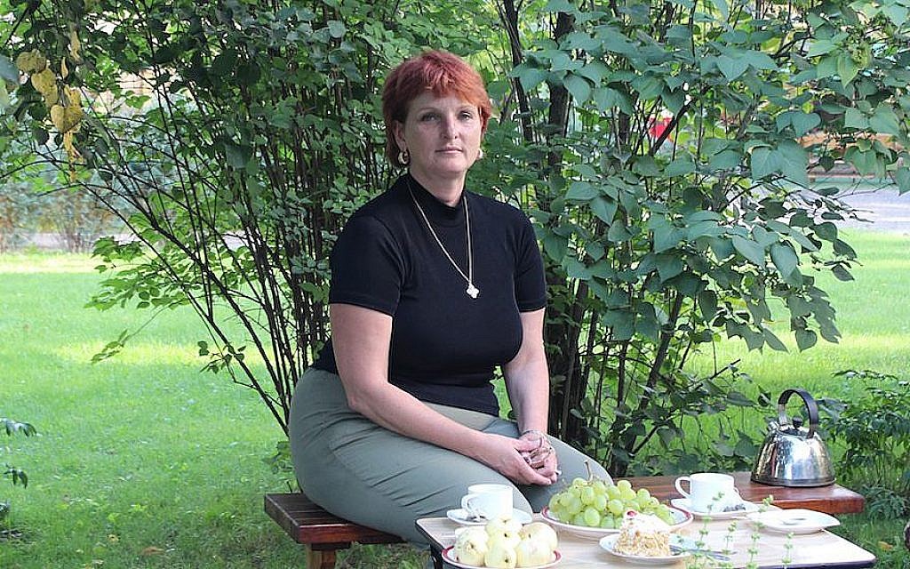 Silvia Foti rend visite à un ami à Vilnius, en Lituanie, au mois de juillet 2013 (Crédit : Ina Budryte/via JTA)