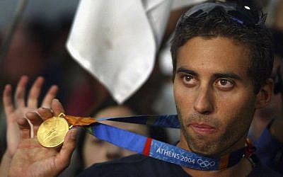 Gal Fridman, seul médaillé d'or olympique, lors de son arrivée à l'aéroport Ben Gurion  à Tel Aviv après sa victoire, le 30 août 2004 (Crédit :  Uriel Sinai/Getty Images via JTA)