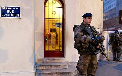 Des soldats français patrouillent le 21 janvier 2015 devant une synagogue à Neuilly-sur-Seine, dans le cadre du plan Vigipirate, un outil central du dispositif français de lutte contre le terrorisme. (Crédit : KENZO TRIBOUILLARD/AFP/Getty Images)