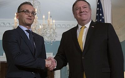 Le Secrétaire d'État américain Mike Pompeo (à droite) serre la main du Ministre des Affaires étrangères allemand Heiko Maas au Département d'État à Washington D.C le 3 octobre 2018 (AFP PHOTO, Jim Watson) Le Secrétaire d'État américain Mike Pompeo (à droite) serre la main du Ministre des Affaires étrangères allemand Heiko Maas au Département d'État à Washington D.C le 3 octobre 2018 (AFP PHOTO, Jim Watson)