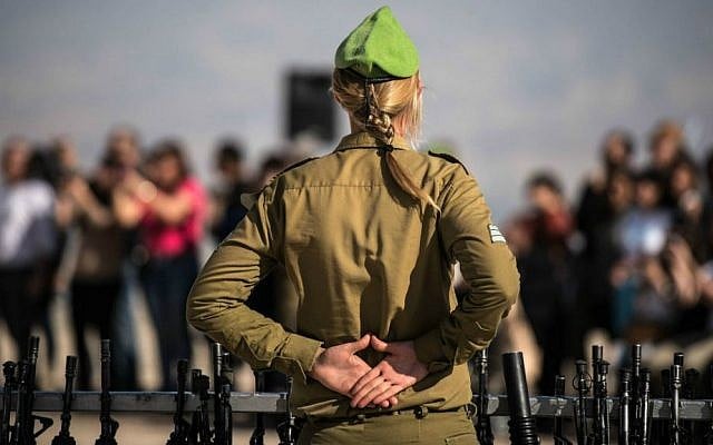 Photo d'illustration : une commandante de l'armée israélienne lors d'une cérémonie de prestation de serment de recrues, toutes des femmes, le 18 février 2015 (Crédit : Unité du porte-parole de l'armée israélienne/Flickr)