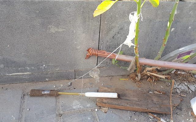 Un ballon incendiaire découvert à Lod, dans le centre du pays, le 16 octobre 2018 (Crédit : Unité du porte-parole de la police israélienne) Un ballon incendiaire découvert à Lod, dans le centre du pays, le 16 octobre 2018 (Crédit : Unité du porte-parole de la police israélienne)