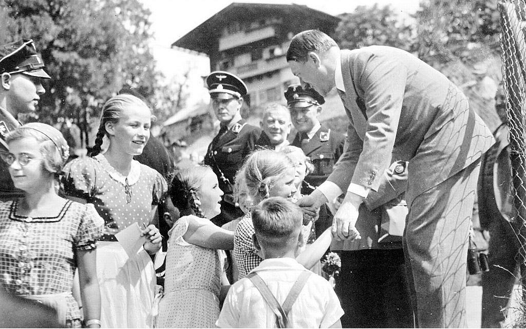 Le leader nazi Adolf Hitler avec des enfants au Berghof, sa demeure alpine préférée (Crédit : domaine public) Le leader nazi Adolf Hitler avec des enfants au Berghof, sa demeure alpine préférée (Crédit : domaine public)