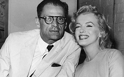L'actrice américaine Marilyn Monroe et son époux, le romancier Arthur Miller, à l'aéroport de Londres, le 14 juillet 1956 (Crédit : Fox Photos/Hulton Archive/Getty Images)