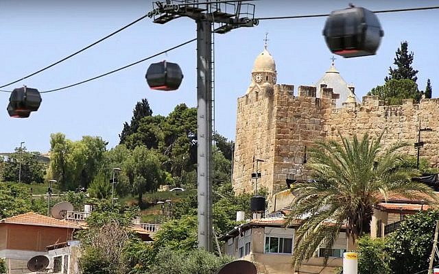 Le projet de téléphérique pour la Vieille Ville de Jérusalem, comme le montre une capture d'écran d'une vidéo de l'ONG Emek Shaveh, qui s'oppose à ce projet Le projet de téléphérique pour la Vieille Ville de Jérusalem, comme le montre une capture d'écran d'une vidéo de l'ONG Emek Shaveh, qui s'oppose à ce projet