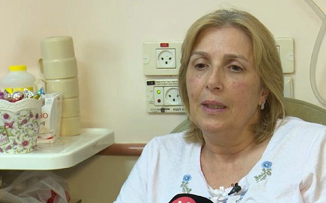 Sara Vaturi, qui a été blessée par balle mais a survécu à l'attaque terroriste meurtrière de Barkan, s'adresse aux journalistes le 8 octobre 2018. (Capture d'écran : Hadashot news) Sara Vaturi, qui a été blessée par balle mais a survécu à l'attaque terroriste meurtrière de Barkan, s'adresse aux journalistes le 8 octobre 2018. (Capture d'écran : Hadashot news)