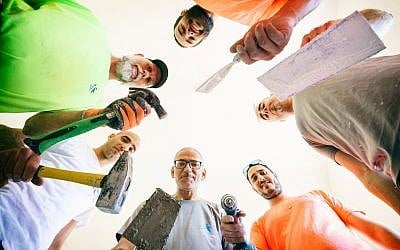 Une équipe de construction de Tenufa Bakehila - Building Hope, un organisme à but non lucratif fondé pour aider les familles à faible revenu à réparer et rénover leur maison (avec l'aimable autorisation de Jordan Polevoy)