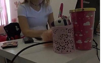 Capture d'écran d'une vidéo d'un agent d'infiltration de la police se présentant en ligne en tant qu'adolescente pour prendre au piège des pédophiles. (Crédit : police israélienne)