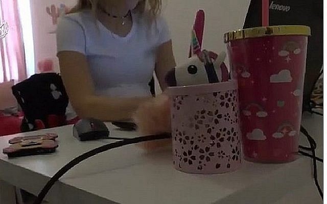 Capture d'écran d'une vidéo d'un agent d'infiltration de la police se présentant en ligne en tant qu'adolescente pour prendre au piège des pédophiles. (Crédit : police israélienne)