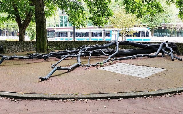 Ce monument à Amsterdam commémore Walraven van Hall. (Crédit : Wikimedia Commons/via JTA)