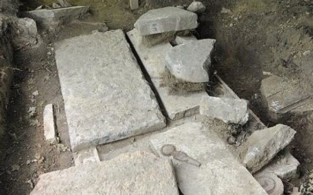 Photo d'illustration de stèles détruites dans un cimetière juif (Crédit : AP/Hans Punz) Photo d'illustration de stèles détruites dans un cimetière juif (Crédit : AP/Hans Punz)