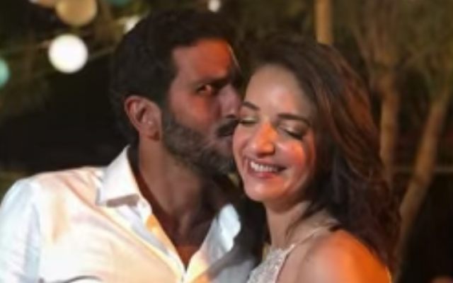L'animatrice de Reshet Lucy Aharish et l'acteur de Fauda Tsahi Halevi durant leur mariage secret, le 10 octobre 2018. (Crédit : capture d'écran Dixième chaîne) L'animatrice de Reshet Lucy Aharish et l'acteur de Fauda Tsahi Halevi durant leur mariage secret, le 10 octobre 2018. (Crédit : capture d'écran Dixième chaîne)
