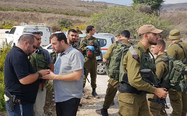 Yossi Dagan (3e à gauche), chef du Conseil régional de Samarie, sur les lieux d'une attaque au couteau dans le nord de la Cisjordanie, le 11 octobre 2018. (Roi Hadi) Yossi Dagan (3e à gauche), chef du Conseil régional de Samarie, sur les lieux d'une attaque au couteau dans le nord de la Cisjordanie, le 11 octobre 2018. (Roi Hadi)