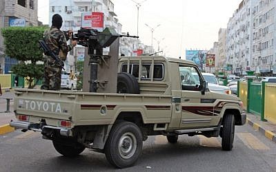 Des combattants yéménites progouvernement soutenus par l'Arabie saoudite et les Emirats arabes unis patrouilles dans les rues d'Aden, le 11 juin 2018. (Crédit : AFP PHOTO / Saleh Al-OBEIDI)