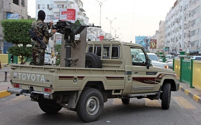 Des combattants yéménites progouvernement soutenus par l'Arabie saoudite et les Emirats arabes unis patrouilles dans les rues d'Aden, le 11 juin 2018. (Crédit : AFP PHOTO / Saleh Al-OBEIDI)