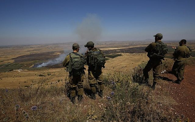 Des soldats israéliens sur une base de l'armée sur le plateau du Golan regardent de l'autre côté de la frontière avec la Syrie le 7 juillet 2018. (AFP Photo/Jalaa Marey) Des soldats israéliens sur une base de l'armée sur le plateau du Golan regardent de l'autre côté de la frontière avec la Syrie le 7 juillet 2018. (AFP Photo/Jalaa Marey)