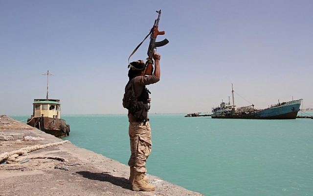Un membre des forces progouvernementales lève son arme dans le port de Mokha, à l'ouest du Yémen, alors que les troupes soutenues par l'Arabie saoudite avancent pour chasser les rebelles Houthis chiites de la région de la mer Rouge, le 8 févrer 2017. (Crédit : AFP/Saleh al-Obeidi) Un membre des forces progouvernementales lève son arme dans le port de Mokha, à l'ouest du Yémen, alors que les troupes soutenues par l'Arabie saoudite avancent pour chasser les rebelles Houthis chiites de la région de la mer Rouge, le 8 févrer 2017. (Crédit : AFP/Saleh al-Obeidi)