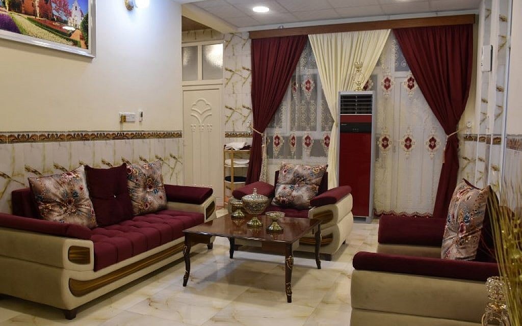 Le lobby du Rose Plaza Hotel à Ramadi, la capitale de la province d'Anbar, en Irak, le 3 ocotbre 2018. (Crédit : MOADH AL-DULAIMI / AFP)