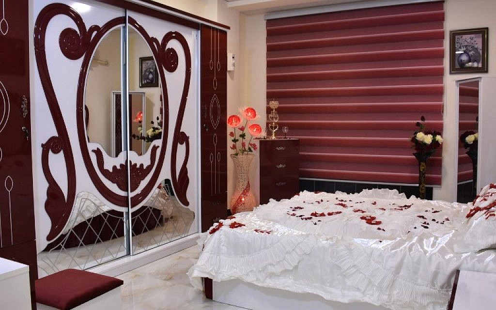 Une chambre au Rose Plaza Hotel à Ramadi, la capitale de la province d'Anbar, en Irak, le 3 ocotbre 2018. (Crédit : MOADH AL-DULAIMI / AFP)