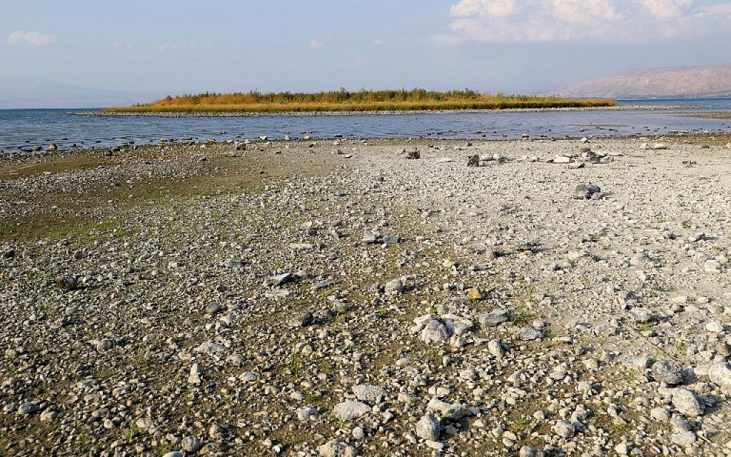Photo prise le 8 octobre depuis le kibboutz Ein Guev. on voit une île dans le lac de Tibériade, qui est apparue à cause d'une baisse de niveau de l'eau, attribuée à une surexploitation des ressources. (Crédit : JACK GUEZ / AFP)