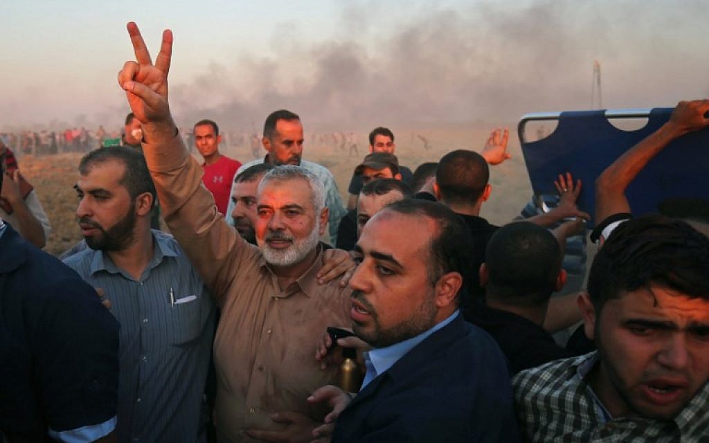 Le chef du Hamas à Gaza, Ismaïl Haniyeh, fait le V de la victoire sur la frontière entre Israël et la bande de Gaza, à l'est de Gaza City, le 12 octobre 2018 (Crédit : SAID KHATIB / AFP)