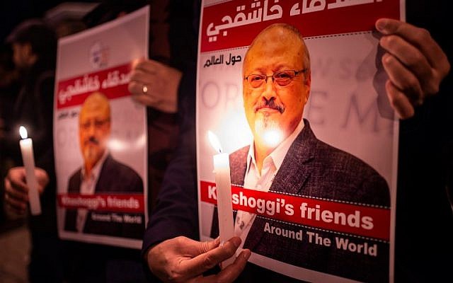 Des gens tiennent des affiches représentant le journaliste saoudien Jamal Khashoggi et allument des bougies lors d'un rassemblement devant le consulat d'Arabie saoudite à Istanbul, le 25 octobre 2018. (Crédit : Yasin Akgul / AFP) Des gens tiennent des affiches représentant le journaliste saoudien Jamal Khashoggi et allument des bougies lors d'un rassemblement devant le consulat d'Arabie saoudite à Istanbul, le 25 octobre 2018. (Crédit : Yasin Akgul / AFP)