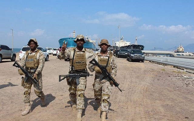 Des soldats de la coalition progouvernementale soutenue par l'Arabie saoudite, au sud d'Aden, au Yémen, le 29 octobre 2018. (Crédit : Saleh Al-OBEIDI / AFP)