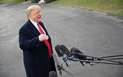 Le président américain Donald Trump parle à la presse alors qu'il quitte la Maison Blanche à Washington, le 31 octobre 2018 (Crédit : Mandel NGAN / AFP) Le président américain Donald Trump parle à la presse alors qu'il quitte la Maison Blanche à Washington, le 31 octobre 2018 (Crédit : Mandel NGAN / AFP)