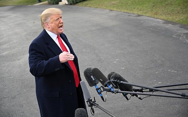Le président américain Donald Trump parle à la presse alors qu'il quitte la Maison Blanche à Washington, le 31 octobre 2018 (Crédit : Mandel NGAN / AFP) Le président américain Donald Trump parle à la presse alors qu'il quitte la Maison Blanche à Washington, le 31 octobre 2018 (Crédit : Mandel NGAN / AFP)