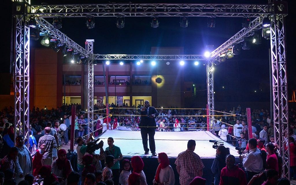 Un match de catch dans le village d'Abu Sultran, le 26 octobre 2018. (Crédit : AFP/Mohamed el-Shahed)