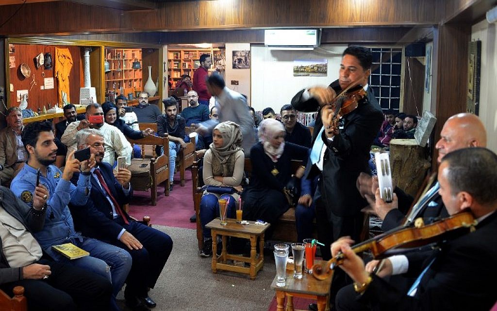 Des irakiens écoutent de la musique dans un café de Mossoul, le 2 novembre 2018. (Crédit : Zaid AL-OBEIDI / AFP)