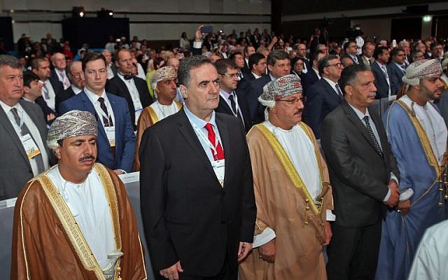 Le ministre des Transports, Yisraël Katz, à gauche, aux côtés de représentants omanais lors de la cérémonie d'ouverture du congrès mondial de l'Union du transport routier à Mascate (Oman) le 7 novembre 2018. (Crédit : Mohammed Mahjoub / AFP)