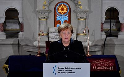 La chancelière allemande Angela Merkel à la synagogue Rykestrasse, lors d'une commémoration de la Nuit de Cristal, le 9 novembre 2018. (Crédit : Tobias SCHWARZ / AFP)
