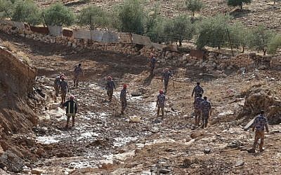 Des équipes de secours jordaniennes à la recherche de personnes disparues à la suite d'inondations soudaines dans la ville de Madaba, près de la capitale jordanienne, le 10 novembre 2018. (Crédit : KHALIL MAZRAAWI / AFP)
