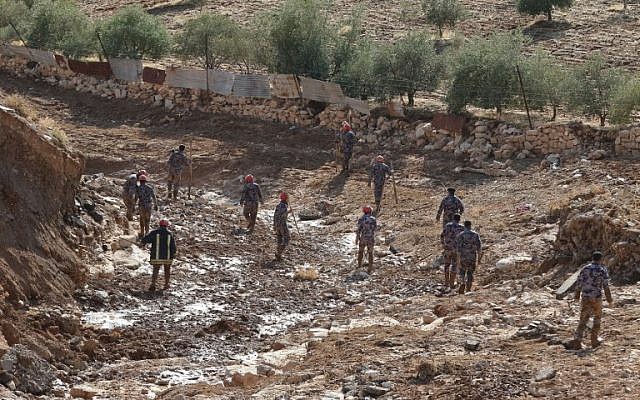 Des équipes de secours jordaniennes à la recherche de personnes disparues à la suite d'inondations soudaines dans la ville de Madaba, près de la capitale jordanienne, le 10 novembre 2018. (Crédit : KHALIL MAZRAAWI / AFP)