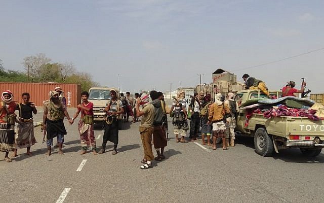 Des forces yéménites progouvernmentales aux abords d'Hodeida, mènent un combat pour reprendre la ville des mais des Houthis, le 10 novembre 2018. (Crédit : STRINGER/AFP)