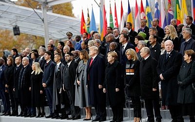 Près de 70 chefs d'Etat et de gouvernement, dont les présidents américain, russe, turc et le Premier ministre israélien, ont commémoré au pied de l'Arc de Triomphe à Paris le centenaire de l'armistice de 1918, le 11 novembre 2018. (Crédit : Francois Mori / POOL / AFP) Près de 70 chefs d'Etat et de gouvernement, dont les présidents américain, russe, turc et le Premier ministre israélien, ont commémoré au pied de l'Arc de Triomphe à Paris le centenaire de l'armistice de 1918, le 11 novembre 2018. (Crédit : Francois Mori / POOL / AFP)
