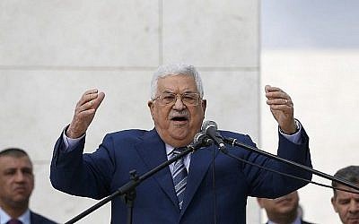 Le président de l'Autorité palestinienne, Mahmoud Abbas, prononce un discours après avoir déposé une couronne de fleurs sur la tombe de l'ancien dirigeant palestinien Yasser Arafat à Ramallah, en Cisjordanie, le 11 novembre 2018. (Crédit : Abbas Momani/AFP) Le président de l'Autorité palestinienne, Mahmoud Abbas, prononce un discours après avoir déposé une couronne de fleurs sur la tombe de l'ancien dirigeant palestinien Yasser Arafat à Ramallah, en Cisjordanie, le 11 novembre 2018. (Crédit : Abbas Momani/AFP)