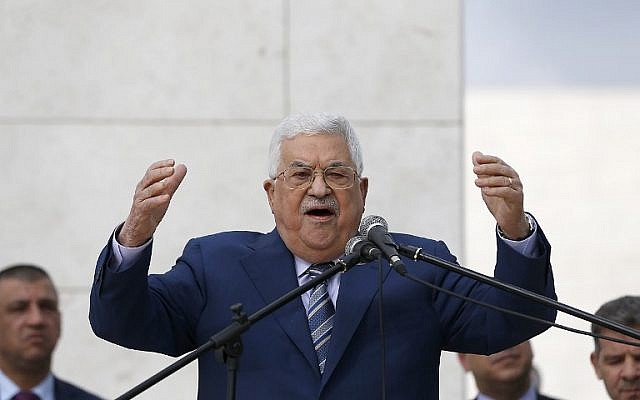 Le président de l'Autorité palestinienne, Mahmoud Abbas, prononce un discours après avoir déposé une couronne de fleurs sur la tombe de l'ancien dirigeant palestinien Yasser Arafat à Ramallah, en Cisjordanie, le 11 novembre 2018. (Crédit : Abbas Momani/AFP) Le président de l'Autorité palestinienne, Mahmoud Abbas, prononce un discours après avoir déposé une couronne de fleurs sur la tombe de l'ancien dirigeant palestinien Yasser Arafat à Ramallah, en Cisjordanie, le 11 novembre 2018. (Crédit : Abbas Momani/AFP)