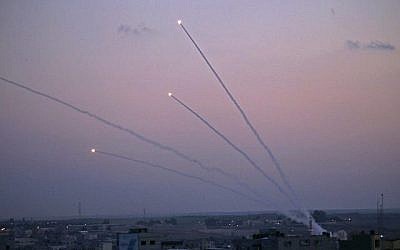 Des missiles sont lancés vers Israël depuis la bande de Gaza le 12 novembre 2018. (Crédit : Said KHATIB / AFP)