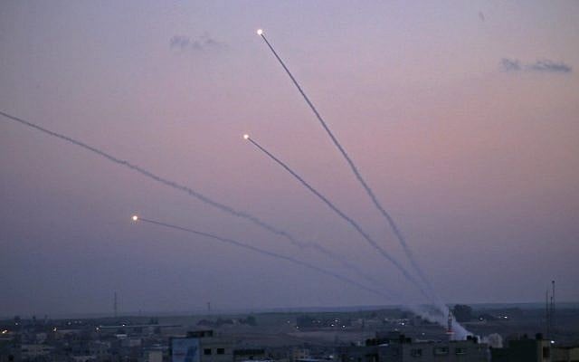 Des missiles sont lancés vers Israël depuis la bande de Gaza le 12 novembre 2018. (Crédit : Said KHATIB / AFP) Des missiles sont lancés vers Israël depuis la bande de Gaza le 12 novembre 2018. (Crédit : Said KHATIB / AFP)