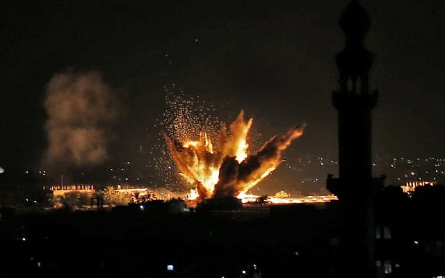 Incendie et fumée après des attaques aériennes israéliennes visant Rafah dans le sud de la bande de Gaza, près de la frontière avec l'Égypte, le 12 novembre 2018. (Crédit : Saïd KHATIB / AFP)