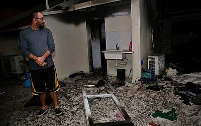Un Israélien inspecte les dégâts dans un appartement touché par une roquette lancée depuis la bande de Gaza, dans la ville d'Ashkelon, dans le sud d'Israël, le 12 novembre 2018. (Crédit : GIL COHEN-MAGEN / AFP) Un Israélien inspecte les dégâts dans un appartement touché par une roquette lancée depuis la bande de Gaza, dans la ville d'Ashkelon, dans le sud d'Israël, le 12 novembre 2018. (Crédit : GIL COHEN-MAGEN / AFP)